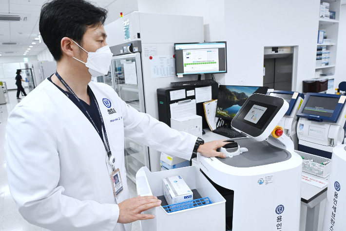 용인세브란스병원 소속 의료진이 생체인증(지정맥)을 통해 의약품을 수령하고 있다. LG전자 제공