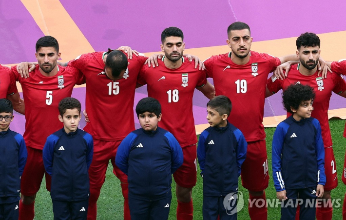 이란 선수들이 21일(한국 시각) 카타르 알라이얀의 칼리파 인터내셔널 스타디움에서 열린 월드컵 조별 리그 잉글랜드와 B조 1차전에 앞서 국가 연주 때 침묵하고 있다. 로이터=연합뉴스