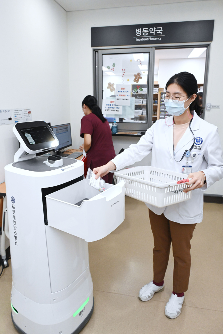 용인세브란스병원 소속 의료진이 LG 클로이 서브봇에 의약품을 담고 있다. LG전자 제공