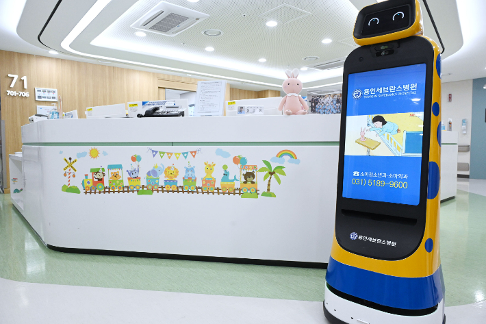 용인세브란스병원 내 소아외래진료과 로비에서 어린이 환자를 맞이하고 있는 LG 클로이 가이드봇. LG전자 제공