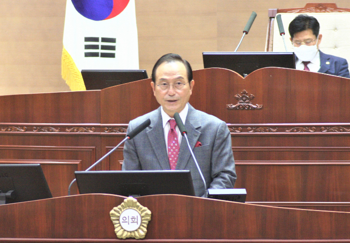 박상돈 천안시장이 21일 천안시의회 본회의장에서 내년도 예산 편성에 대해 설명하고 있다. 천안시 제공