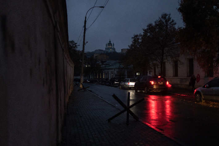 우크라이나 키이우 내 한 거리의 모습. 단전으로 전기가 들어오지 않고 있다. 연합뉴스