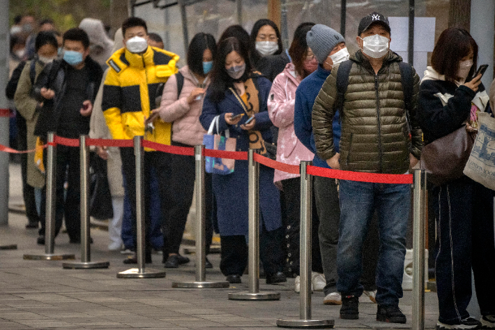 중국 베이징 시민들이 코로나 검사를 기다리는 모습. 연합뉴스