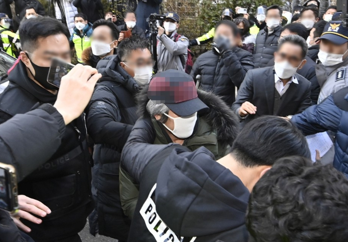 형기를 마치고 출소한 아동 성범죄자 조두순이 12일 오전 경기도 안산시 거주지로 들어가고 있다. 연합뉴스