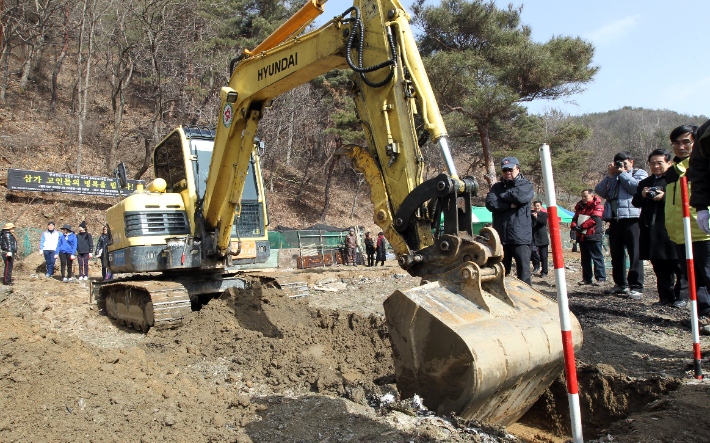 지난 2015년 2월 대전 동구 낭월동(옛 산내면 골령골) 인근 지역에서 열린 '한국전쟁기 대전 산내 민간인학살 유해발굴 개토제'를 마친 공동조사단 관계자들이 발굴 작업을 한 모습. 연합뉴스