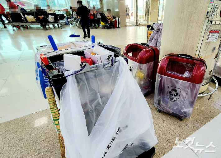 제주공항 미화원이 대합실 바닥을 청소중이다. 박정섭 기자