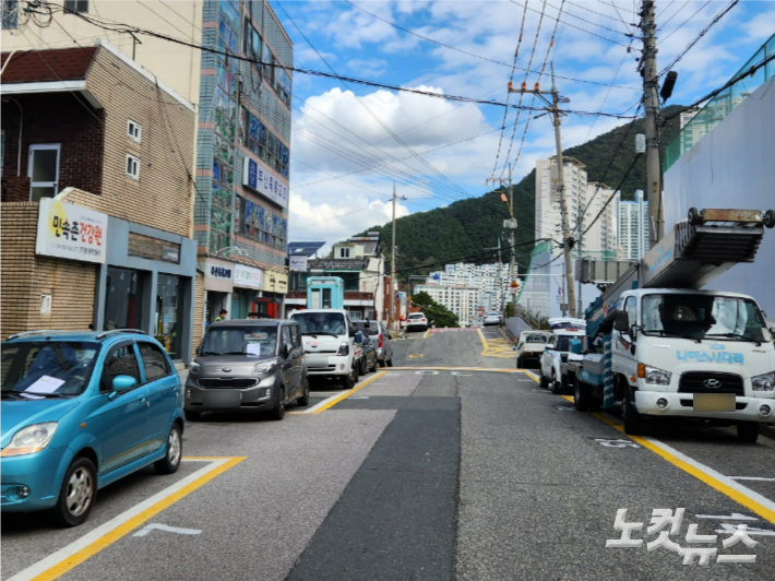 사상구 도로변에 설치된 한 주거지전용 주차장. 정혜린 기자 