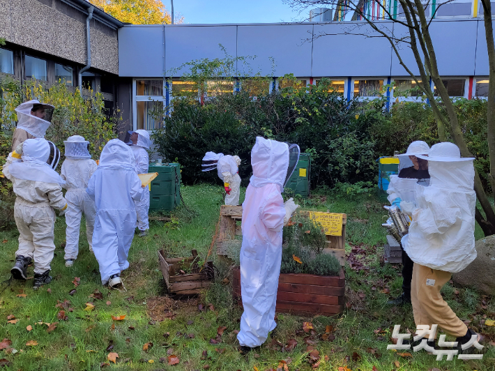 꿀벌 키우기 체험을 하고 있는 율리우스 레버 학교의 학생들. 이인 기자