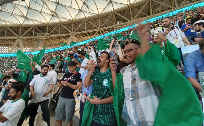 아르헨티나전 승리가 확정되자 사우디아라비아 팬들이 자리에서 일어나 기뻐하고 있다. 