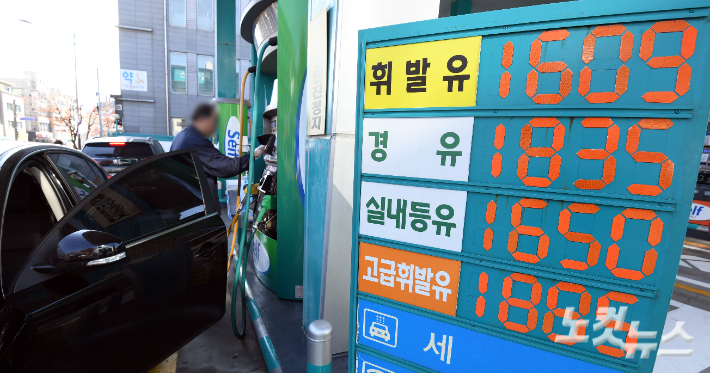 On the 20th, at a gas station in Seoul, the indoor prices of diesel and kerosene, which are more expensive than gasoline, are 1,835 won and 1,650 won, respectively.  Reporter Hwang Jin-hwan