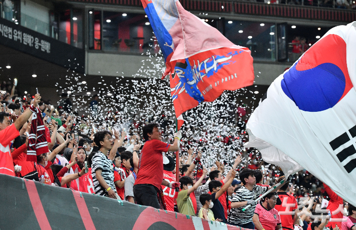 대한민국 축구대표팀 응원단 '붉은악마'들이 마스크를 벗고 응원하고 있다. 류영주 기자