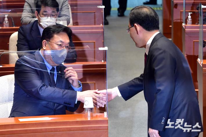 악수하는 정진석 비대위원장-주호영 원내대표