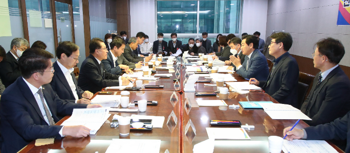 김관영 전북지사는 23일 서울 국회 의원회관에서 지역 국회의원들과 간담회를 하고, 현안 사업 추진을 위한 관련 법 제정을 논의했다. 전북도 제공