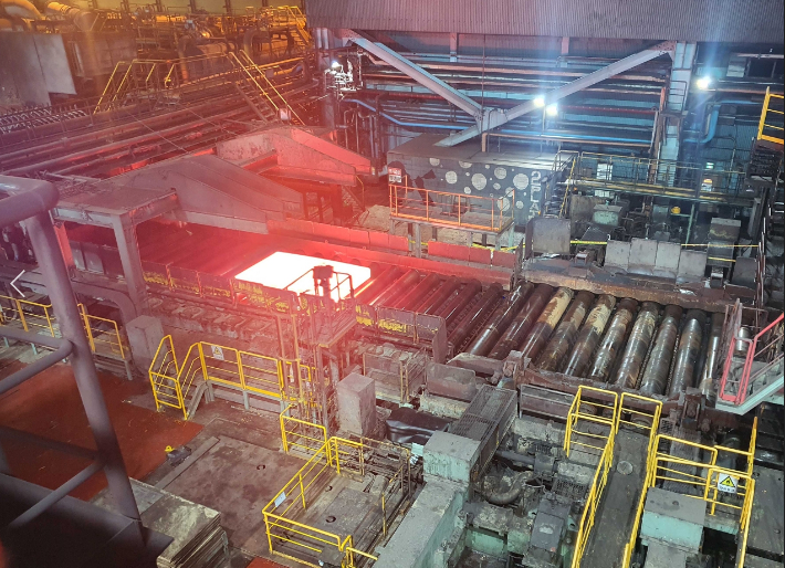 포스코가 전사적인 역량을 결집해 포항제철소 정상화에 박차를 가하고 있다. 11월 14일 재가동을 시작한 포항제철소 2후판공장에서 후판 제품이 생산되고 있다. 포스코 제공