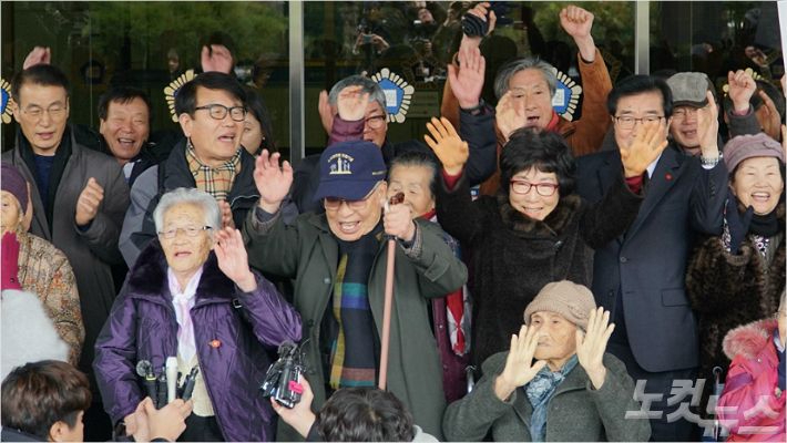2019년 1월 재심을 통해 70년 만에 죄를 벗은 수형인들 모습. 고상현 기자 