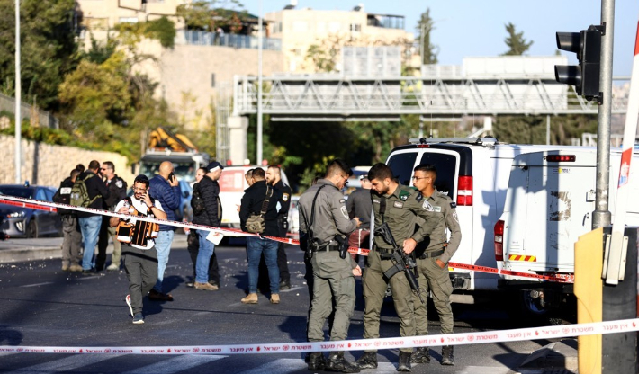 23일 예루살렘의 한 버스정류장에서 폭발 사고가 발생한 현장에서 경비와 구조대가 근무하고 있다. 연합뉴스