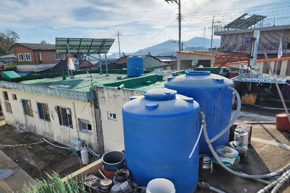 전남 완도군 금일도에 주민들이 설치한 물탱크. 박요진 기자