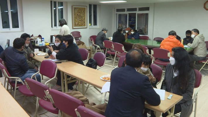 지난 12일 이주민들과 멘토링 사역자들이 경기도 동두천시 이주민월드비전센터에 모여 기도제목을 비롯해 어려운 문제등을 나누고 있다.