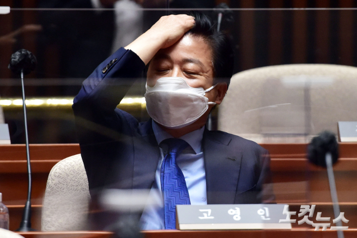 더불어민주당 노웅래 의원이 지난 22일 서울 여의도 국회에서 열린 당 의원총회에서 머리를 만지고 있다. 윤창원 기자