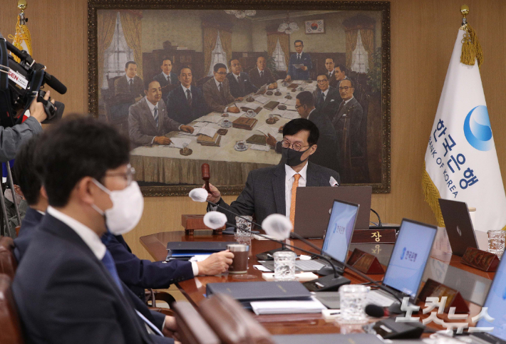 이창용 한국은행 총재가 지난달 12일 서울 중구 한국은행에서 열린 금융통화위원회 정기회의에서 의사봉을 두드리고 있다. 사진공동취재단