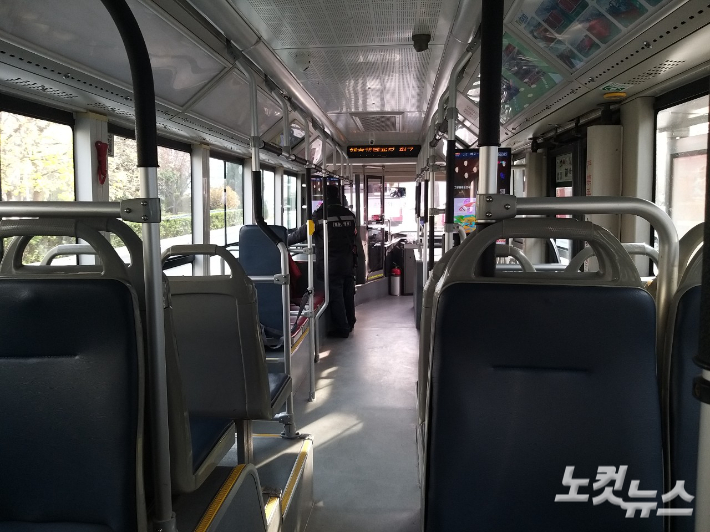 손님이 거의 없는 베이징 시내 버스. 안성용 기자