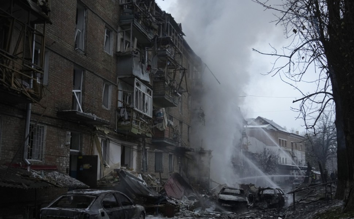 23일(현지시간) 우크라이나 수도 키이우 외곽의 한 마을에서 러시아군의 공습으로 주택 화재가 발생해 소방요원이 진화 작업을 벌이고 있다. 연합뉴스