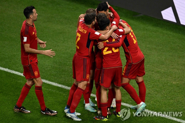 스페인 선수들이 24일(한국 시각) 코스타리카와 월드컵 조별 리그 1차전에서 골을 넣은 뒤 기뻐하고 있다. AFP=연합뉴스