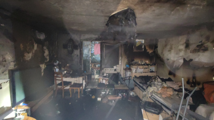 24일 오전 1시 39분께 광주 북구 한 아파트에서 불이 나 60대 거주자 1명이 중상을 입었다. 사진은 불이 난 아파트의 모습. 광주 북부소방 제공