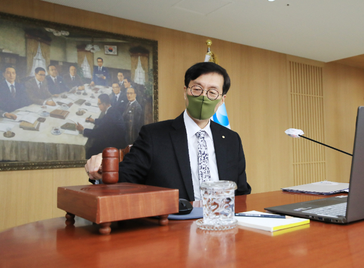 이창용 한국은행 총재가 24일 오전 서울 중구 한국은행에서 열린 금융통화위원회 본회의에서 회의를 주재하고 있다. 한국은행 제공