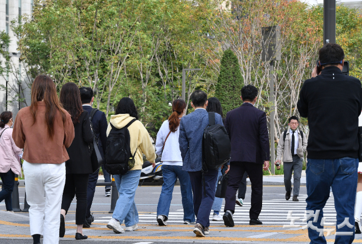 서울 종로구 광화문네거리에서 시민들이 발걸음을 옮기고 있다. 류영주 기자