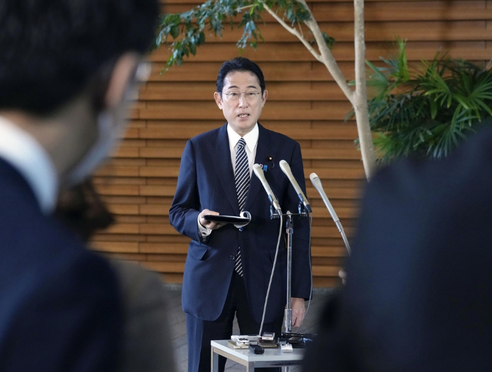 기시다 후미오 일본 총리가 24일 도쿄 총리관저에서 지난해 선거와 관련해 불거진 '백지 영수증' 논란에 대해 해명하고 있다. 연합뉴스