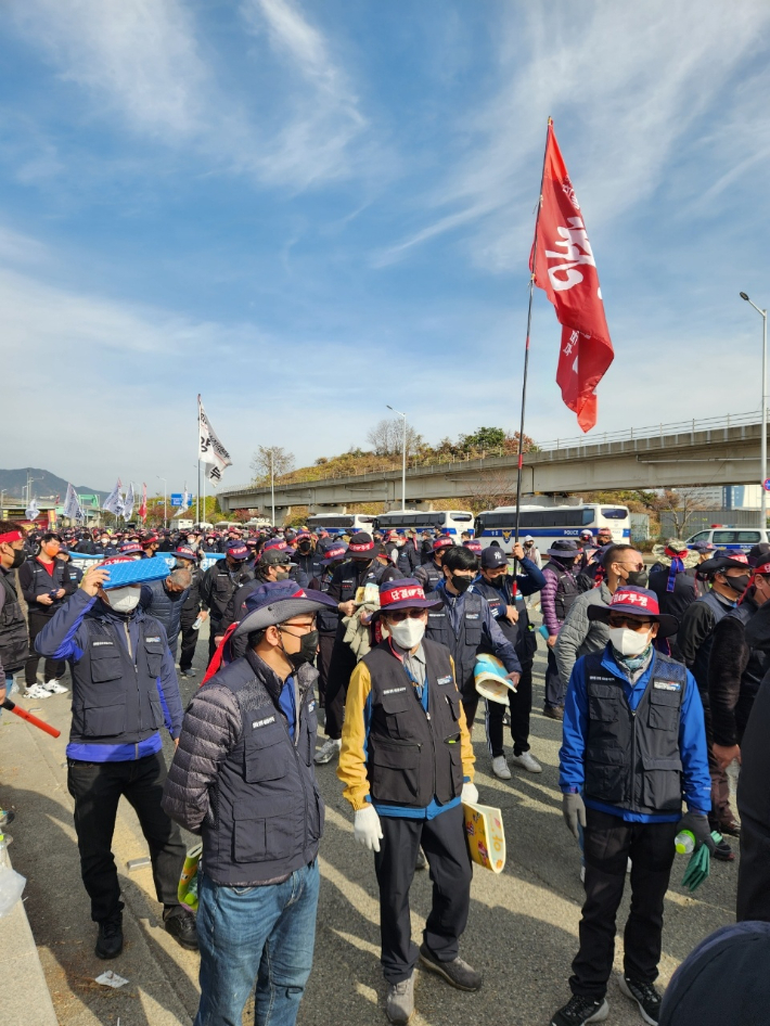 24일 오전 부산신항 삼거리에서 화물연대 부산본부 조합원들이 총파업 출정식을 열고 있다. 화물연대 부산본부 제공