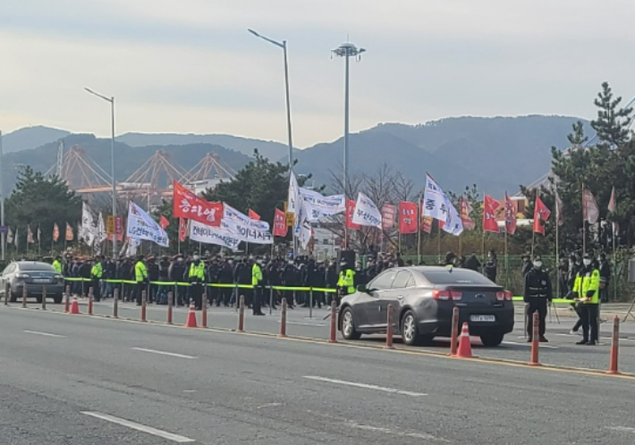 24일 오전 부산신항 삼거리에서 화물연대 조합원들이 총파업 출정식을 열고 있다. 부산CBS 