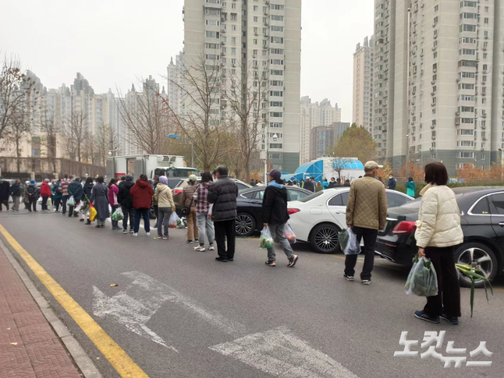 봉쇄식으로 전환된 베이징 주거단지 내에서 핵산검사를 받으려고 주민들이 길게 줄을 선 모습. 안성용 기자