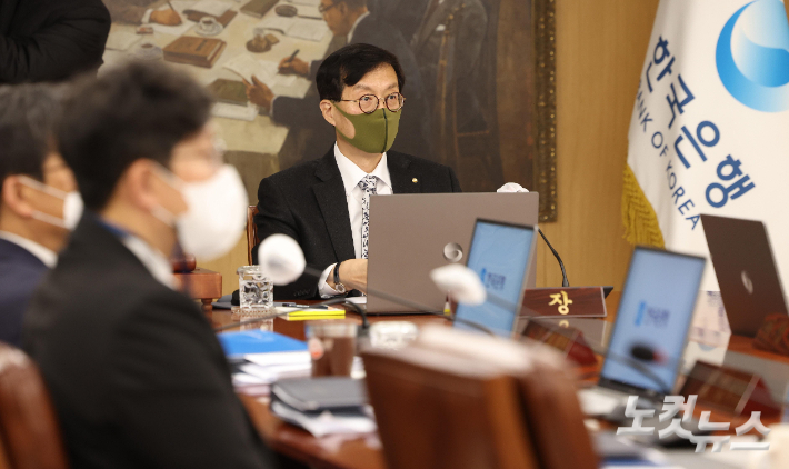 이창용 한국은행 총재가 24일 서울 중구 한국은행에서 열린 금융통화위원회 본회의에 참석하고 있다. 사진공동취재단