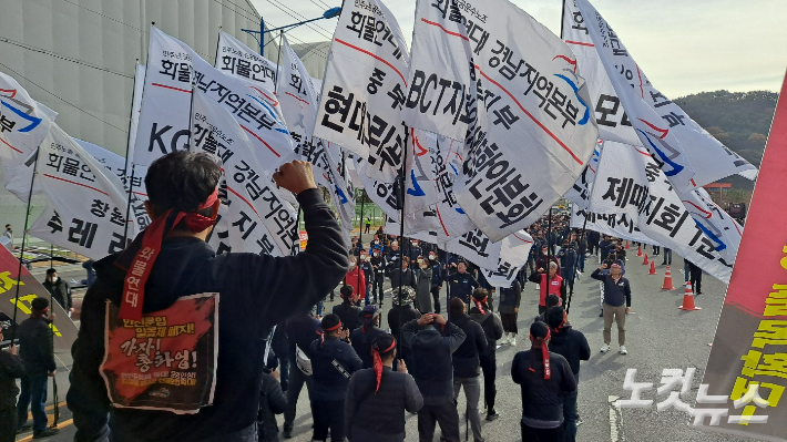 민주노총 공공운수노조 화물연대 경남지역본부가 24일 마산 가포신항 정문 도로에서 총파업 출정식을 열고 있다. 송봉준 기자