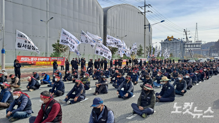 민주노총 공공운수노조 화물연대 경남지역본부가 24일 마산 가포신항 정문 도로에서 총파업 출정식을 열고 있다. 송봉준 기자