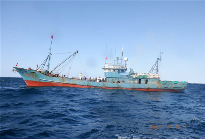 신안군 흑산면 홍도 남서방 약 37㎞ 해상에서 나포된 중국어선. 해수부 제공