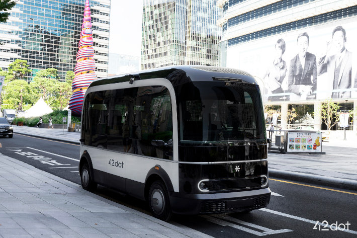 포티투닷은 24일 서울 청계광장에서 수요 응답에 최적화된 자율주행 셔틀 'aDRT' 공식 오픈 행사를 열고 25일부터 시민을 대상으로 운행을 시작한다고 밝혔다. 포티투닷 제공
