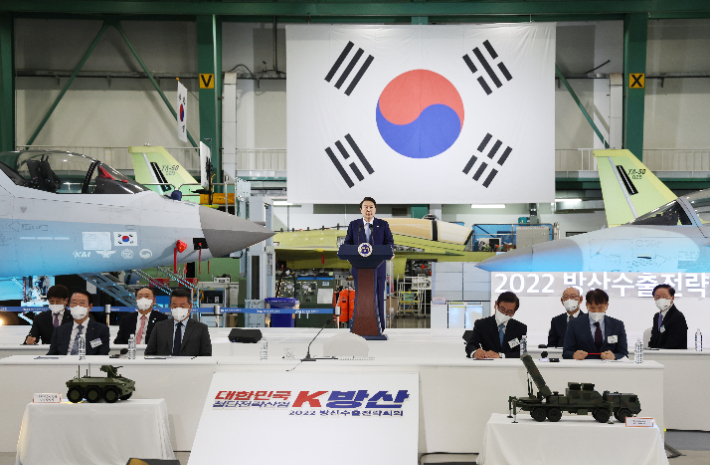 윤석열 대통령이 24일 오전 경남 사천시 한국항공우주산업(KAI)에서 열린 2022 방산수출 전략회의에서 발언하고 있다. 연합뉴스