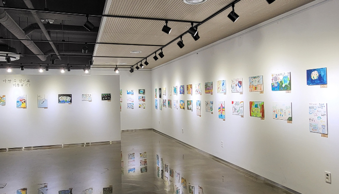 솔틴어린이평화그림 공모전 수상작 전시회가 서울 마포구 평화나루도서관 갤러리에서 진행 중이다.