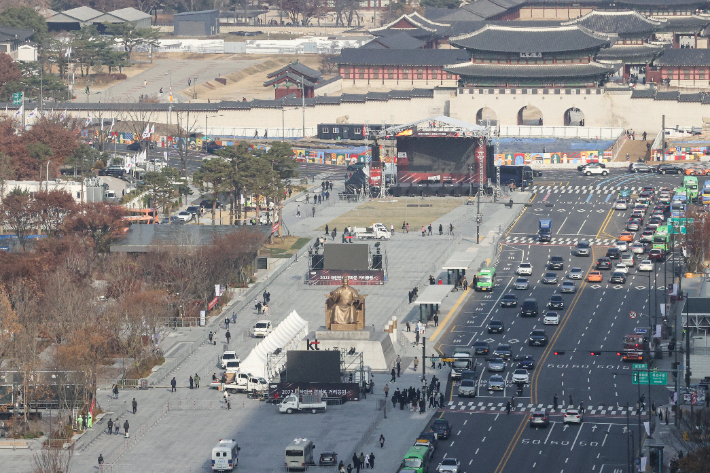 2022 카타르 월드컵 한국과 우루과이의 경기가 열리는 24일 서울 종로구 광화문 광장에 중계화면 설치 등 거리응원 준비가 진행되고 있다. 연합뉴스