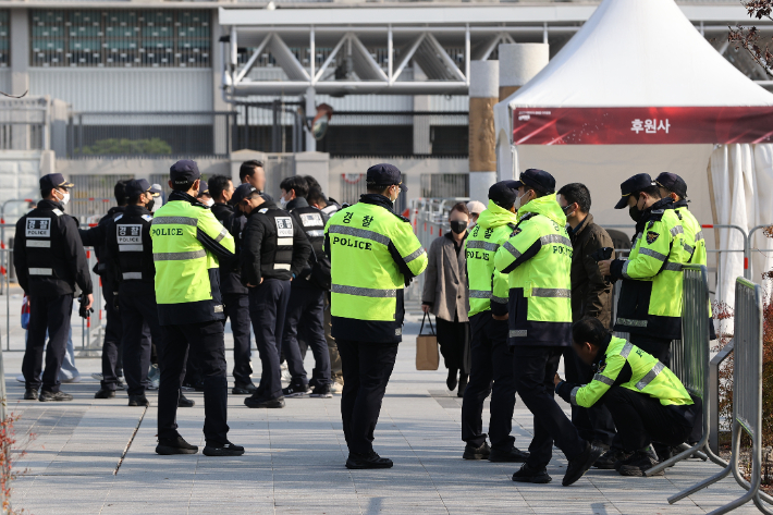 24일 2022 카타르 월드컵 한국과 우루과이의 경기 거리응원이 예정된 서울 종로구 광화문 광장에 경찰들이 근무하고 있다. 연합뉴스