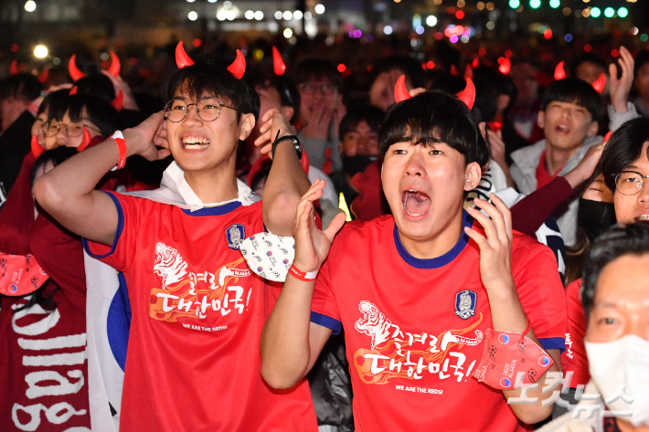 2022 카타르월드컵 대한민국과 우루과이 경기가 열린 지난 24일 저녁 서울 종로구 광화문광장에서 시민들이 빗나간 슈팅에 아쉬워하는 모습. 류영주 기자