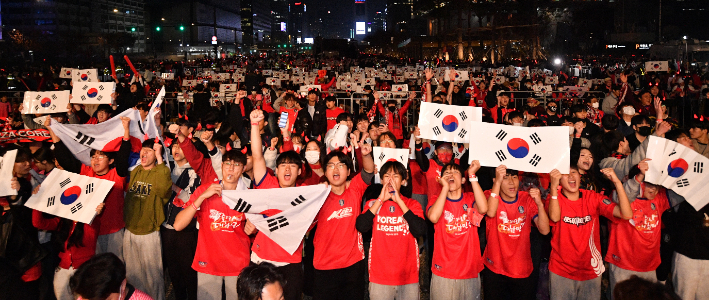 2022 카타르월드컵 대한민국과 우루과이 경기가 열리고 있는 24일 저녁 서울 종로구 광화문광장에서 시민들이 응원전을 펼치고 있다. 류영주 기자