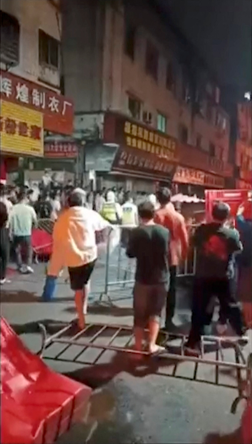 15일 중국 남부 광둥성 광저우에서 중국 당국의 코로나19 봉쇄 정책에 불만을 품은 시민들이 시위에 나서고 있다. 이번 시위는 봉쇄가 오는 16일까지 연장된다는 게 알려진 후 일어났다. 연합뉴스