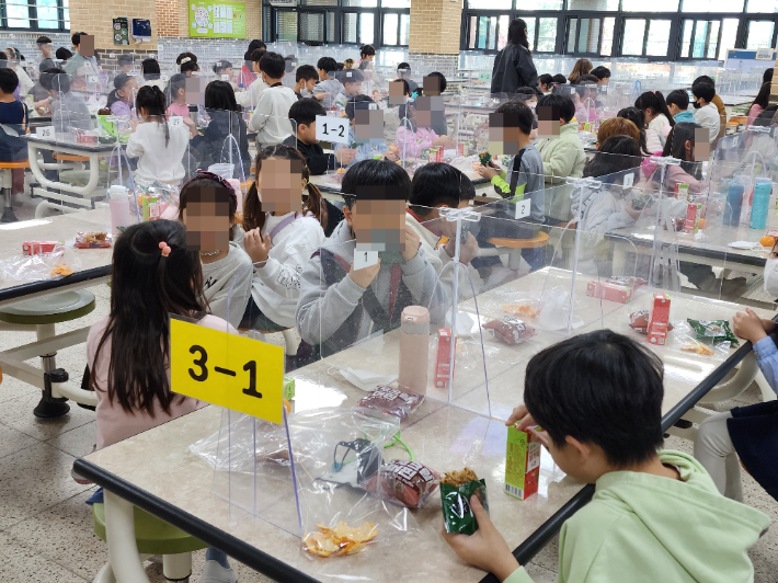 간편식을 먹는 학생들. 경기도교육청 제공