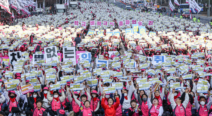 전국학교비정규직노동조합 조합원들이 25일 오후 서울 영등포구 여의대로에서 총파업대회를 열고 구호를 외치고 있다. 연합뉴스
