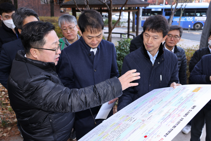 도시철도 2호선 트램 건설현장을 방문한 이장우 대전시장(사진 왼쪽 맨앞). 대전시 제공