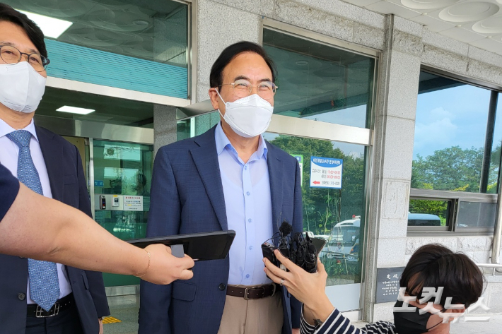 검찰이 지난 제8회 지방선거 기간 '동료 교수 폭행 의혹'과 관련해 허위 사실을 공표한 혐의를 받는 서거석 전북교육감을 재판에 넘겼다. 김대한 기자